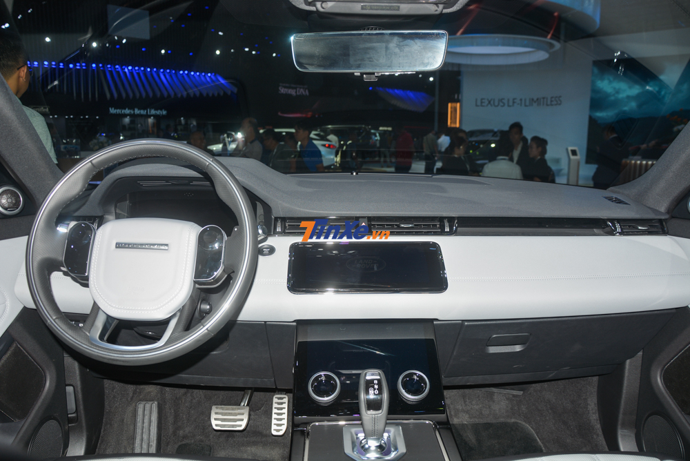 không gian nội thất của Range Rover Evoque thế hệ thứ 2 cũng lấy cảm hứng từ Range Rover Velar mang đến dáng vẻ sang trọng hơn