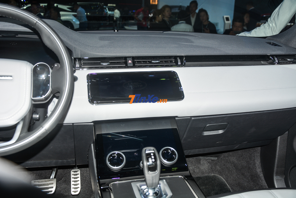 Những trang bị khác có trên SUV hạng sang Range Rover Evoque 2020 bao gồm cửa sổ trời toàn cảnh, cốp điện, hệ thống âm thanh Meridian 11 loa và công nghệ Smart Settings, sử dụng trí thông minh nhân tạo (AI) để ghi nhớ thói quen sử dụng xe của người lái và hành khách