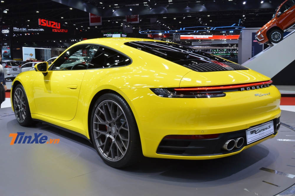 Porsche 911 Carrera S thế hệ thứ 8 nh&igrave;n từ đu&ocirc;i xe