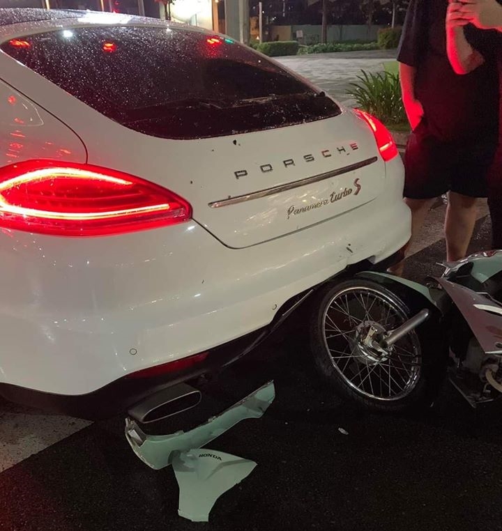 Thiệt hại của chiếc Porsche Panamera Turbo S và xe máy sau vụ tai nạn Thiệt hại của chiếc Porsche Panamera Turbo S và xe máy sau vụ tai nạn