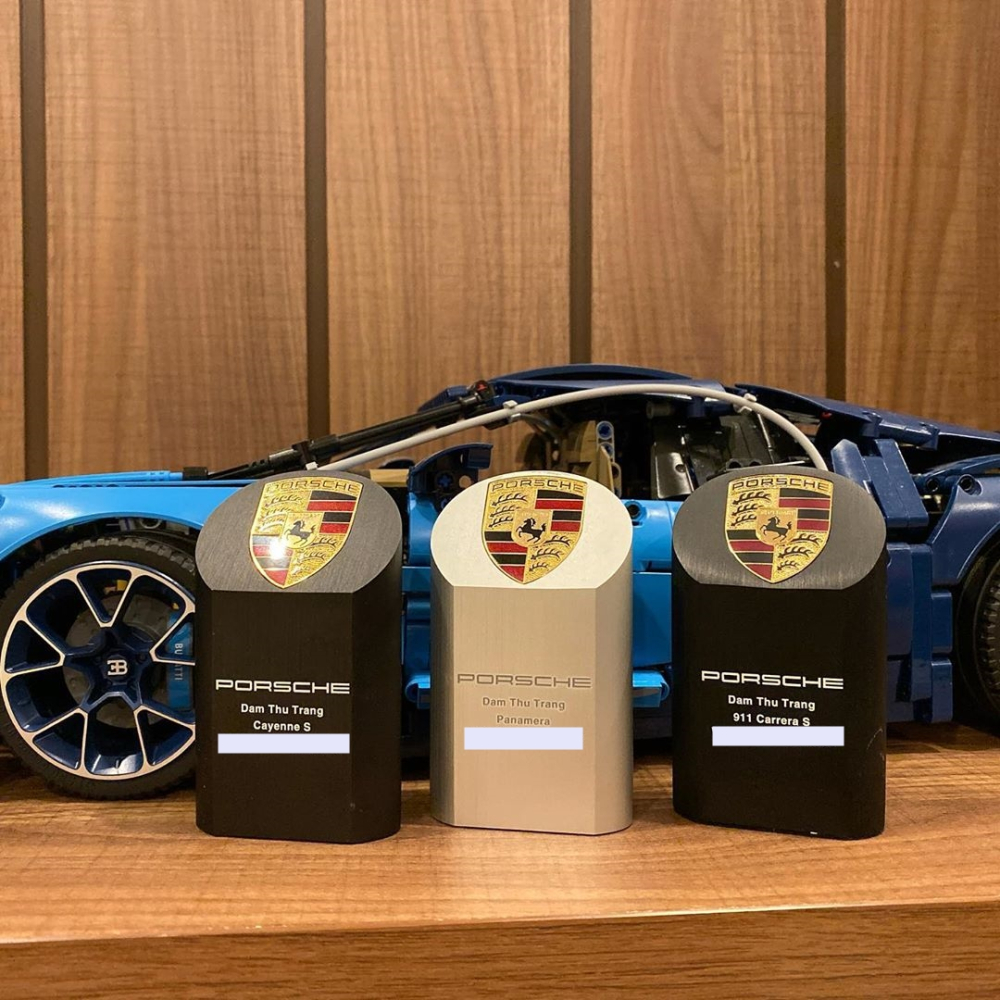 Bức ảnh do Cường Đ&ocirc;-la chia sẻ cho thấy cả 3 chiếc Porsche đều của vợ