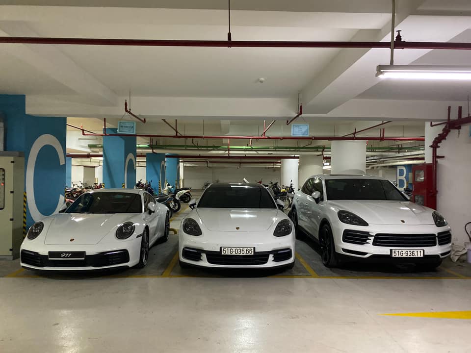 Porsche 911 Carrera S thế hệ mới của Đ&agrave;m Thu Trang mới mua ngo&agrave;i c&ugrave;ng b&ecirc;n tr&aacute;i c&ugrave;ng Porsche Cayenne S v&agrave; Porsche Panamera