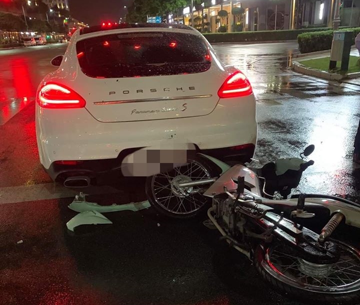 Xe máy tông vào đuôi xe Porsche Panamera Turbo S tại khu đô thị Sala, quận 2, Tp.HCM Xe máy tông vào đuôi xe Porsche Panamera Turbo S tại khu đô thị Sala, quận 2, Tp.HCM