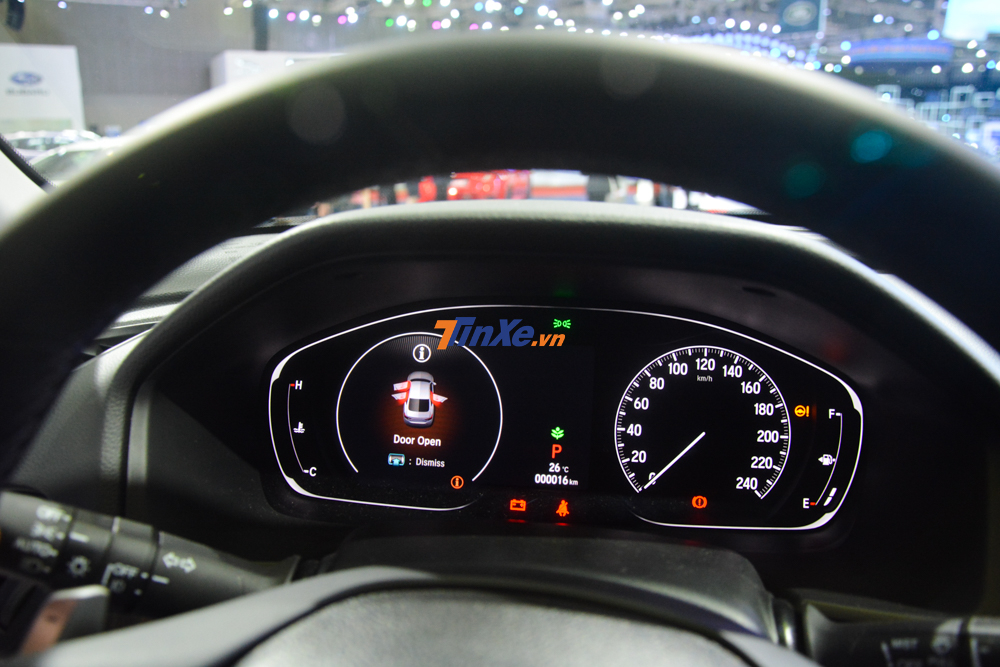 Bảng đồng hồ của Honda Accord 2019 có thiết kế analog kết hợp với màn hình LCD lớn đặt bên trái, có phần sang trọng hơn trang bị của Toyota Camry Bảng đồng hồ của Honda Accord 2019 có thiết kế analog kết hợp với màn hình LCD lớn đặt bên trái, có phần sang trọng hơn trang bị của Toyota Camry