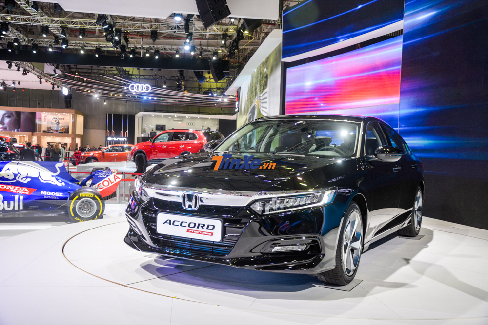 Honda Accord 2019 có giá từ 1,319 tỷ đồng cho 2 màu cơ đen và ghi bạc cơ bản, màu trắng ngọc trai có giá 1,329 tỷ đồng Honda Accord 2019 có giá từ 1,319 tỷ đồng cho 2 màu cơ đen và ghi bạc cơ bản, màu trắng ngọc trai có giá 1,329 tỷ đồng