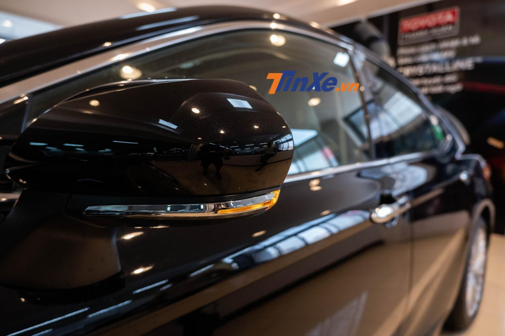 Gương chiếu hậu của Toyota Camry có thêm tính năng nhớ 2 vị trí nhưng không có tự động gập khi khóa như Honda Accord 2019 Gương chiếu hậu của Toyota Camry có thêm tính năng nhớ 2 vị trí nhưng không có tự động gập khi khóa như Honda Accord 2019