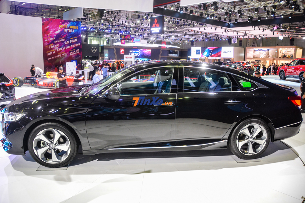 Đều sở hữu mâm hợp kim 18 inch nhưng thiết kế của Honda Accord 2019 theo đuổi hướng thể thao Đều sở hữu mâm hợp kim 18 inch nhưng thiết kế của Honda Accord 2019 theo đuổi hướng thể thao