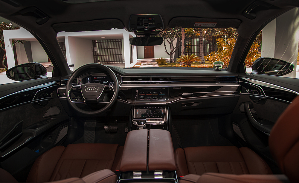 Không gian của hàng ghế trước rất hiện đại, tiện nghi và sang trọng. Không gian của hàng ghế trước rất hiện đại, tiện nghi và sang trọng.