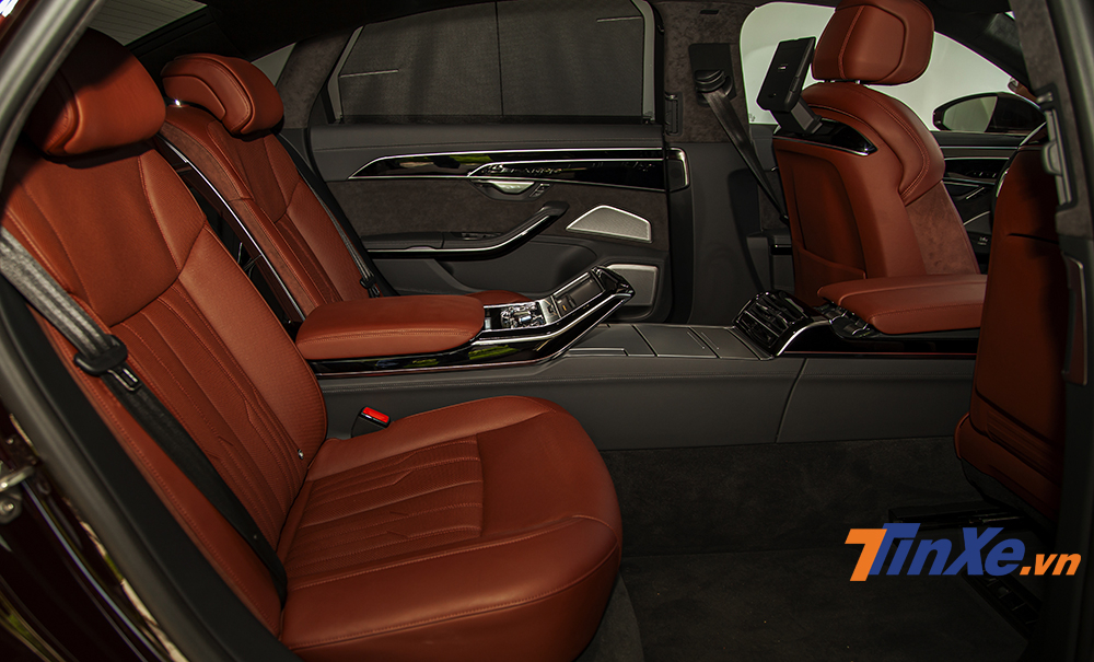 Hàng ghế phía sau của Audi A8L rất rộng rãi và đầy đủ tiện nghi. Hàng ghế phía sau của Audi A8L rất rộng rãi và đầy đủ tiện nghi.