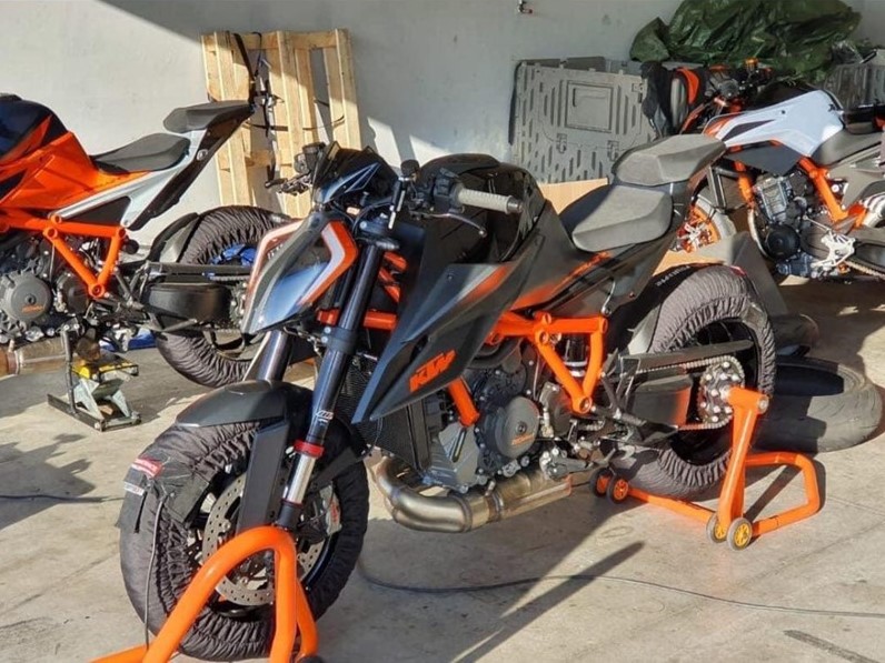 KTM 1290 Super Duke R ngo&agrave;i đời thực