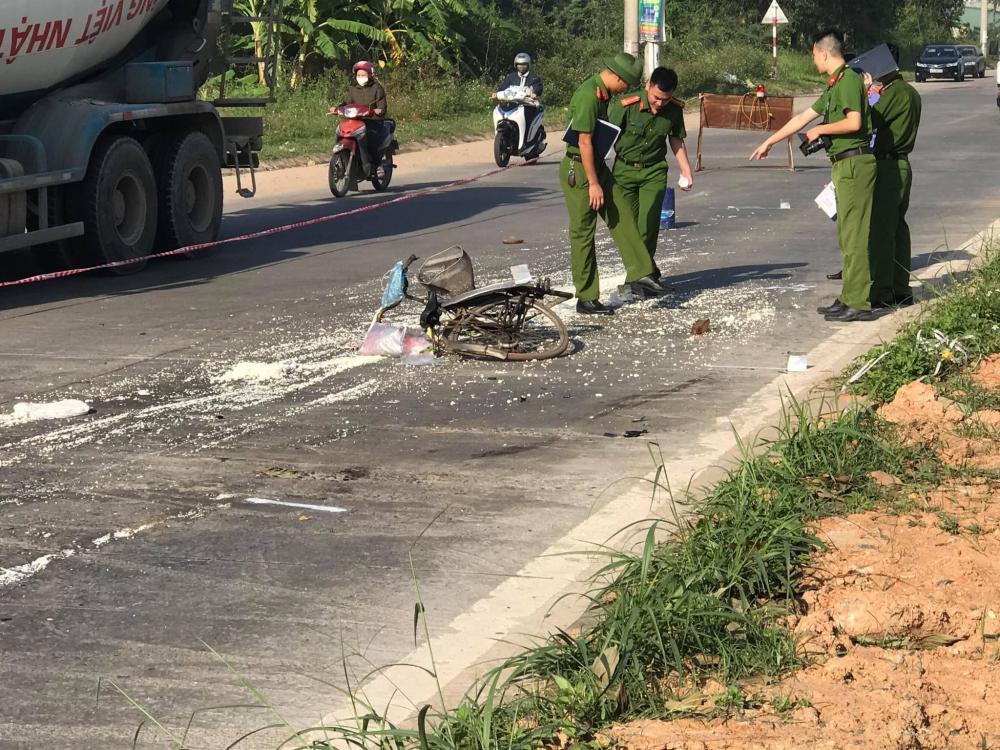 B&agrave; cụ dắt xe đạp qua đường tử vong tại chỗ do c&uacute; đ&acirc;m mạnh