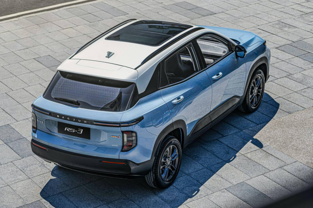 Baojun RS-3 2020 c&oacute; cửa sổ trời kh&aacute; rộng