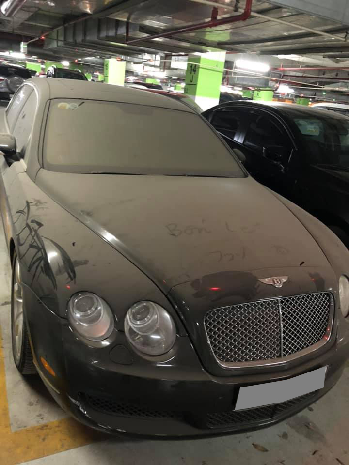 Xe Bentley Continental Flying Spur l&agrave;m bạn với bụi trong hầm đỗ xe tại H&agrave; Nội
