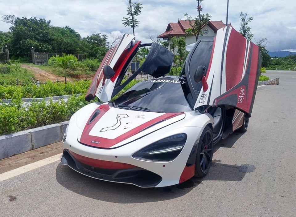 C&ograve;n đ&acirc;y l&agrave; bộ &aacute;o l&uacute;c chiếc si&ecirc;u xe McLaren 720S đi tiền trạm Asean Rally 2020