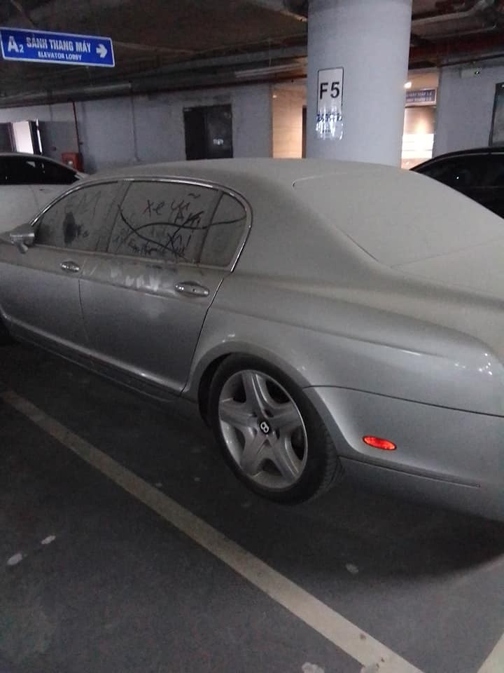 Một chiếc Bentley với lớp bụi d&agrave;y đặc ngoại thất