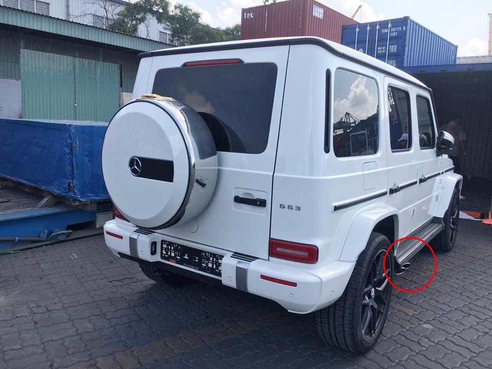 C&ograve;n ống xả k&eacute;p ph&iacute;a b&ecirc;n phải của Mercedes-AMG G63 2019 m&agrave;u trắng được nhập khẩu kh&ocirc;ng ch&iacute;nh h&atilde;ng vẫn hướng ra b&ecirc;n ngo&agrave;i
