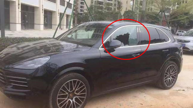 Cửa k&iacute;nh chiếc xe Porsche bị đập vỡ