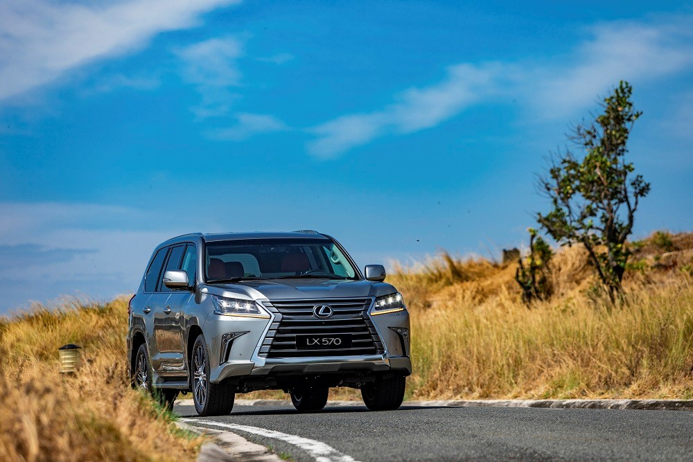 So với phi&ecirc;n bản cũ, Lexus LX 570 2020 c&oacute; th&ecirc;m t&iacute;nh năng cảnh b&aacute;o điểm m&ugrave; v&agrave; cảnh b&aacute;o phương tiện cắt ngang khi l&ugrave;i
