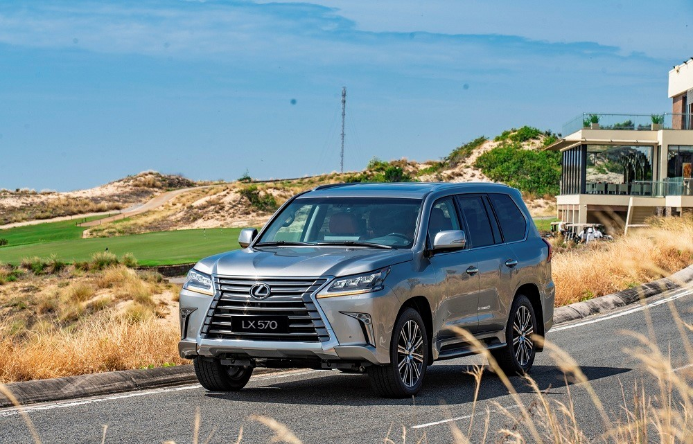 Phần đầu xe cơ bắp nhưng vẫn kh&ocirc;ng k&eacute;m phần sang trọng của Lexus LX 570 2020