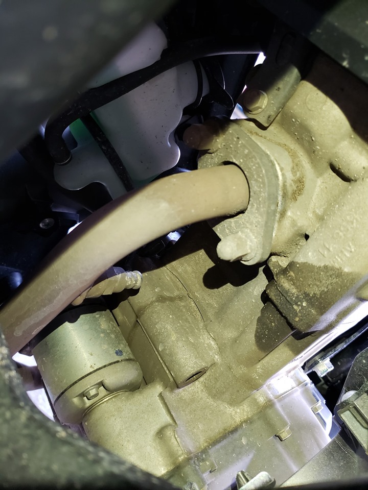 Một khối động cơ trên Honda Winner X xuất hiện tình trạng rò rỉ dầu máy ra vách