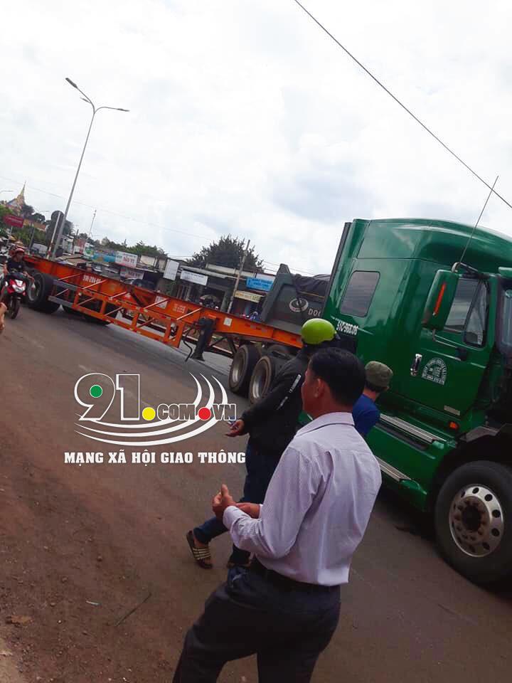 Chiếc xe đầu kéo bị rơi thùng container
