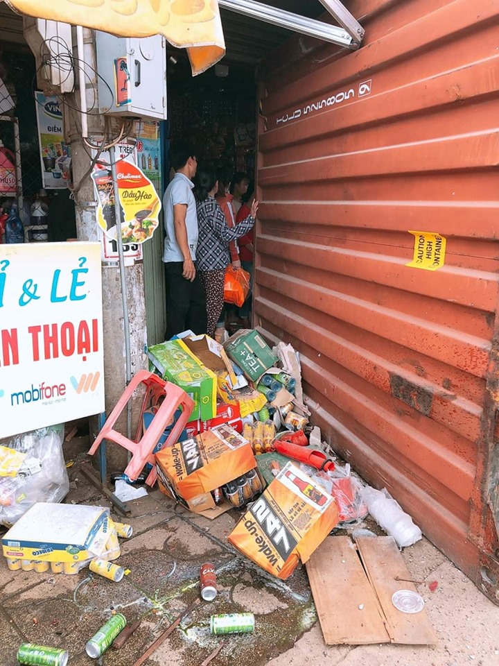Một phần của thùng container nằm trên vỉa hè