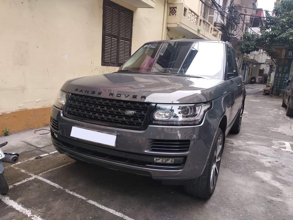 SUV hạng sang Range Rover bị vặt cặp gương chiếu hậu