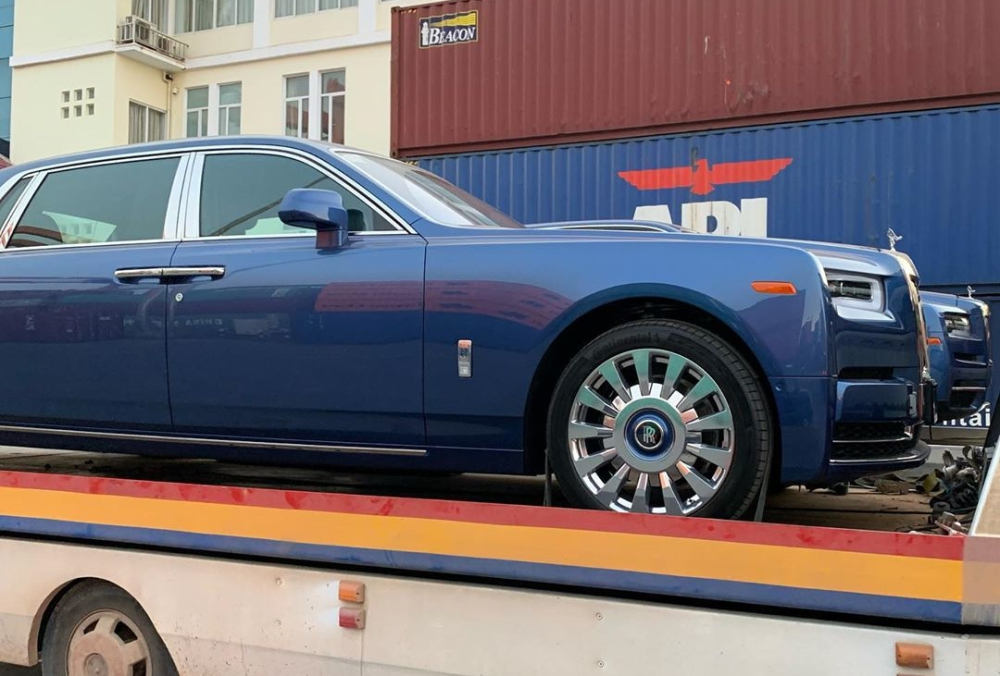 Rolls-Royce Phantom thế hệ thứ 8 và phía trong là Rolls-Royce Cullinan