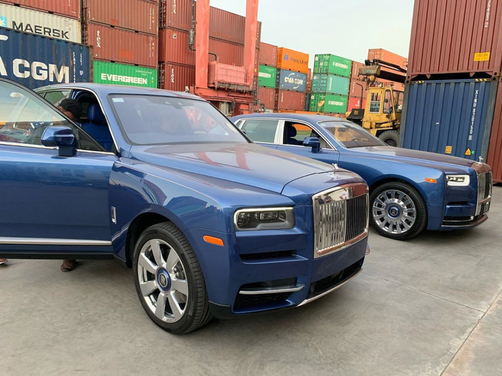 SUV siêu sang Rolls-Royce Cullinan màu xanh tại Campuchia