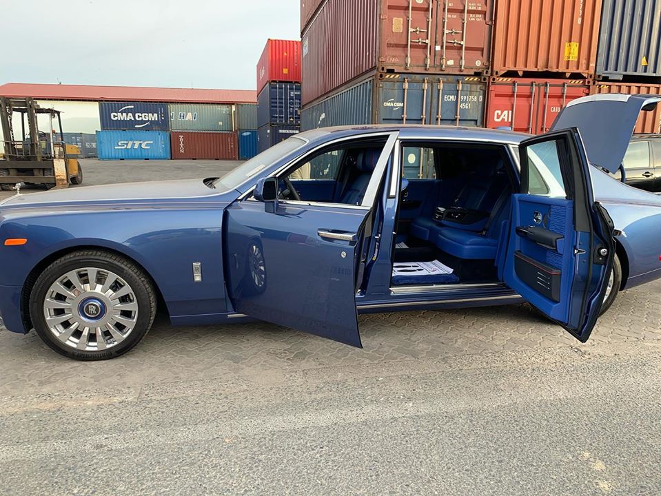 Rolls-Royce Phantom thế hệ thứ 8 mới cập bến Campuchia có ngoại thất và nội thất tông xuyệt tông màu xanh