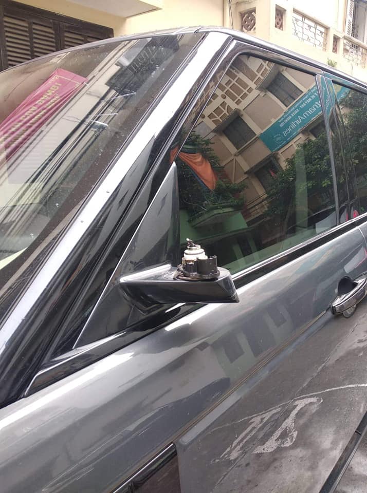 Gương phía bên phải của chiếc Range Rover