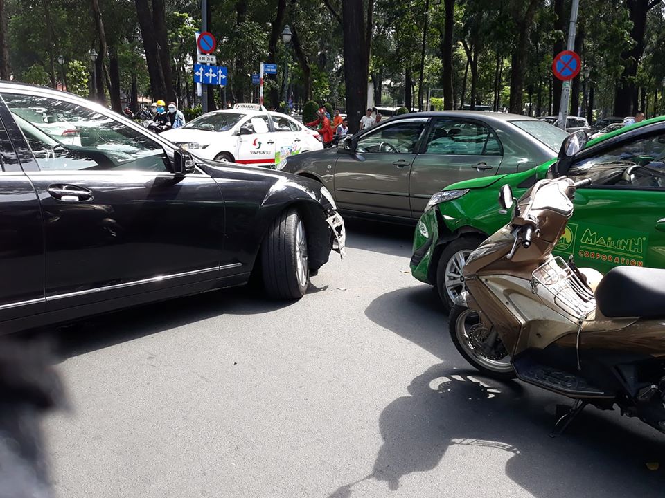 Chiếc xe taxi Toyota Vios 2019 bị bung một góc cản va trước còn xe sang Mercedes-Benz S-Class đời cũ rơi hẳn cản va trước