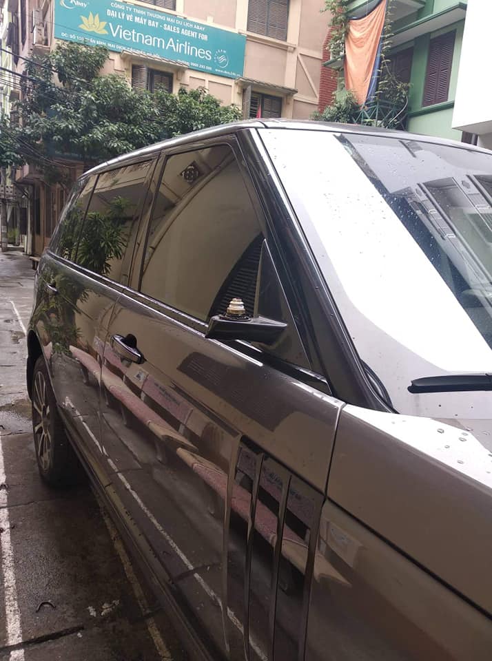 Và gương phía còn lại bị kẻ gian lấy đi