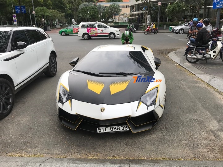 Lamborghini Aventador LP700-4 mang biển tam hoa 8 tại nhà hàng của gia đình Phan Thành