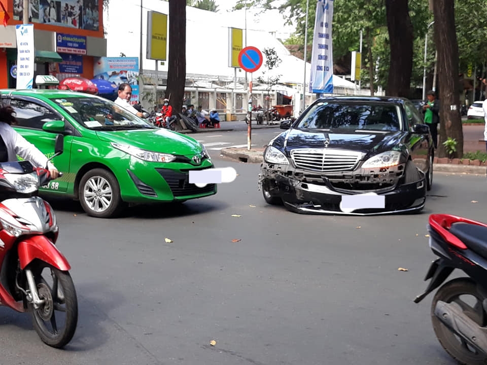 Hiện trường vụ tai nạn của xe taxi Toyota Vios 2019 và xe sang Mercedes-Benz S-Class đời cũ