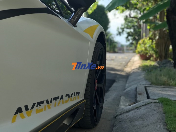 Chiếc Lamborghini Aventador LP700-4 này có công suất tăng thêm 20 đến 30 mã lực nhờ trang bị ống xả độ của Novitec