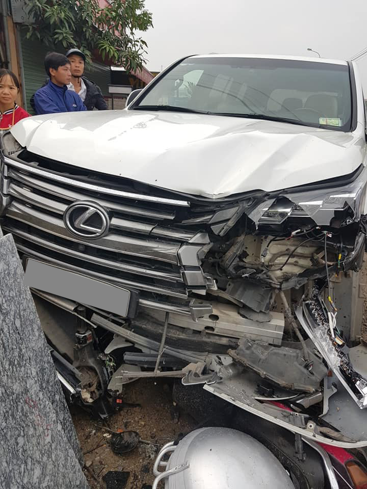 Thiệt hại của chiếc SUV hạng sang Lexus LX570 khá nghiêm trọng Thiệt hại của chiếc SUV hạng sang Lexus LX570 khá nghiêm trọng