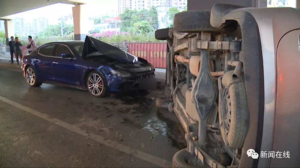 Hiện trường vụ tai nạn của Maserati Ghibli v&agrave; &ocirc; t&ocirc; m&agrave;u bạc