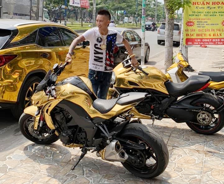 Huấn Huấn hoa hồng cùng bộ đôi mô tô tiền tỷ được mạ vàng bằng đề-can