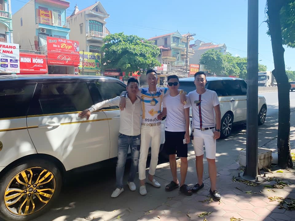 Huấn Huấn hoa hồng trước lúc bị công an bắt đi cai nghiện chụp ảnh cùng anh em bên cạnh cặp đôi Range Rover