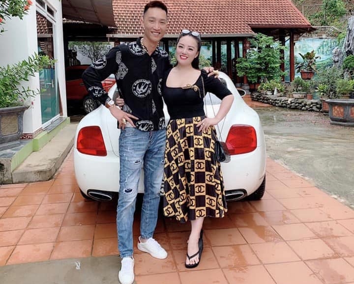 Phía sau Huấn Phía sau Huấn hoa hồng là chiếc xe siêu sang Bentley