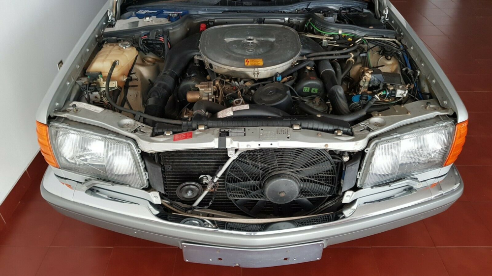 Động cơ của chiếc Mercedes-Benz 560 SEL 1986