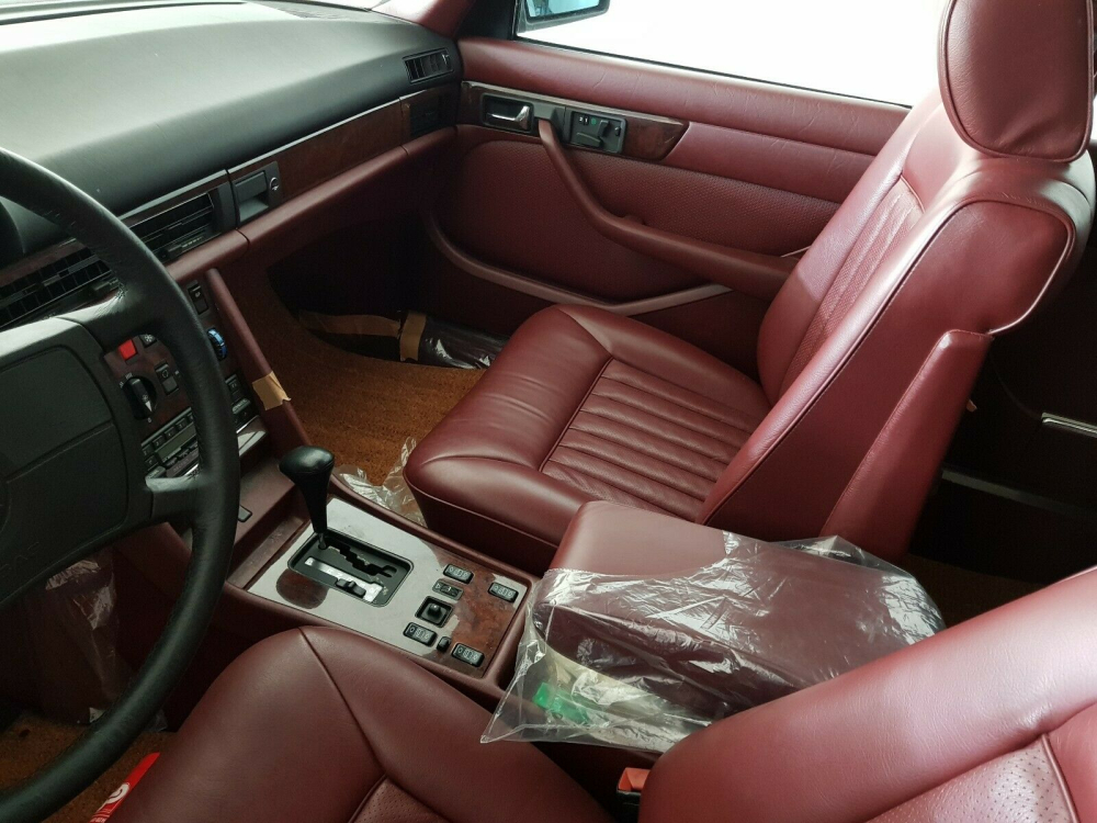 Nội thất còn mới nguyên của chiếc Mercedes-Benz 560 SEL 1986