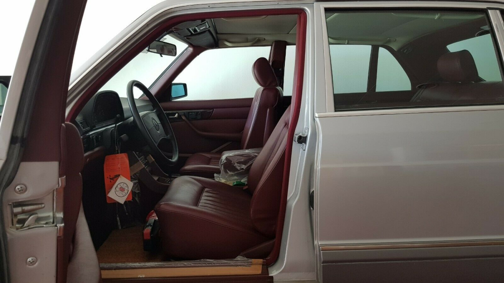 Hàng ghế trước của chiếc Mercedes-Benz 560 SEL 1986