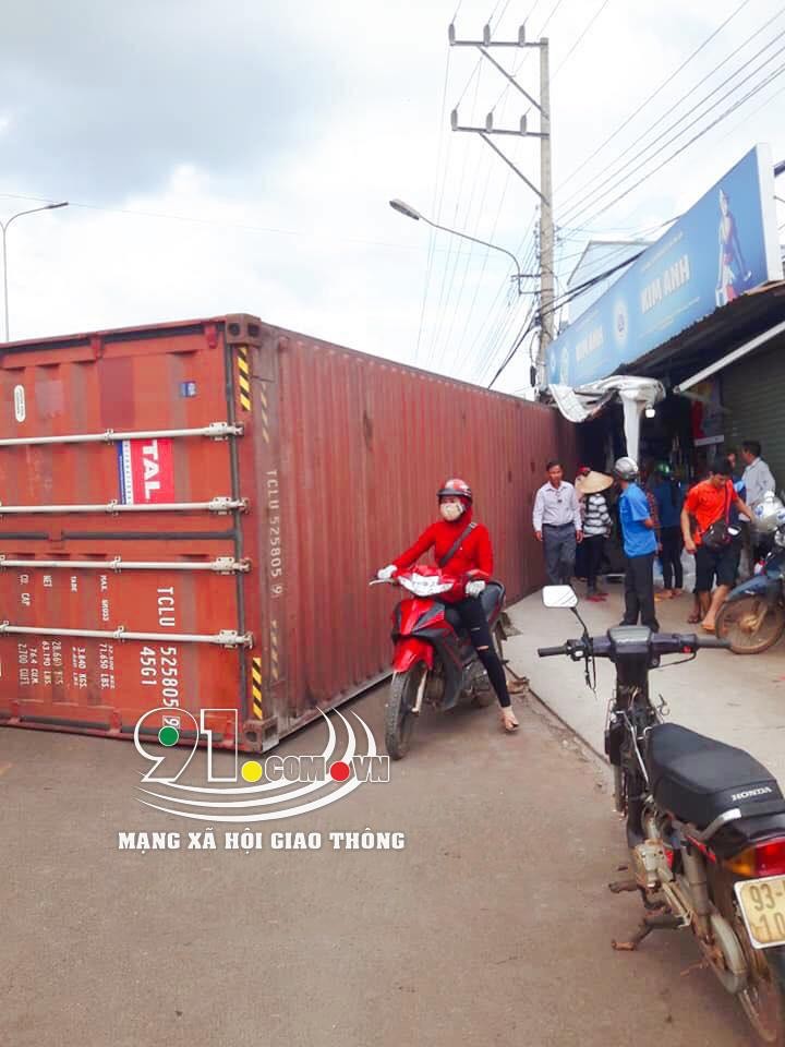 Th&ugrave;ng container nằm chắn ngang một l&agrave;n đường
