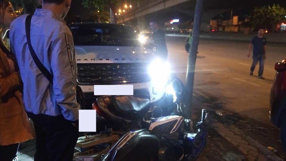 Nhiều xe máy bị chiếc BAIC Q7 tông trúng