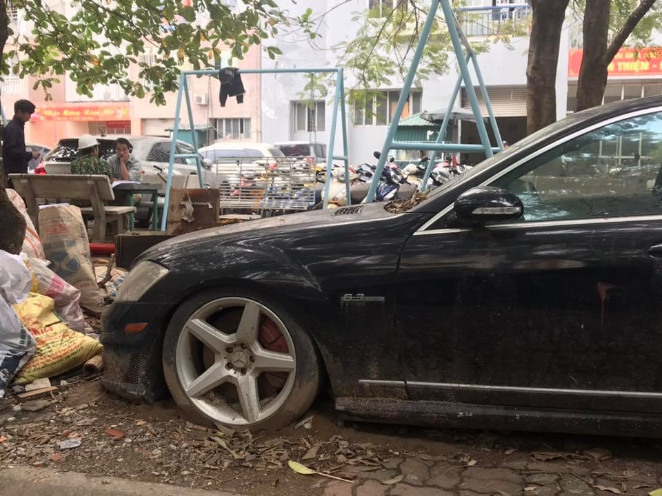 Ngoại thất xe đã xuống cấp khá nghiêm trọng. Nhưng các phụ tùng khác dễ bị Ngoại thất xe đã xuống cấp khá nghiêm trọng. Nhưng các phụ tùng khác dễ bị vặt như gương chiếu hậu, chụp logo vẫn còn đầy đủ
