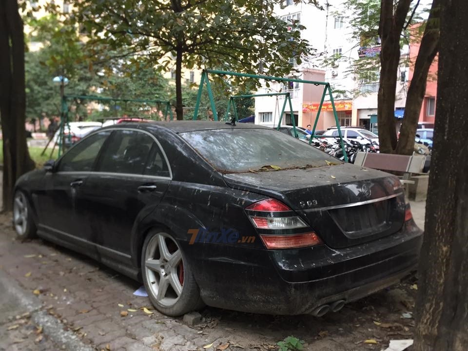 Hình ảnh chiếc Mercedes-Benz S63 AMG bị chủ vứt bỏ tại Hà Nội vào năm ngoái
