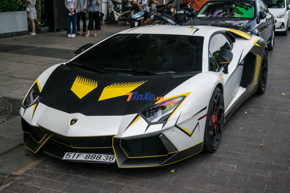Chiếc si&ecirc;u xe Lamborghini Aventador LP700-4 n&agrave;y nhanh ch&oacute;ng bị giới săn ảnh t&oacute;m gọn khi đỗ tại phố đi bộ Nguyễn Huệ