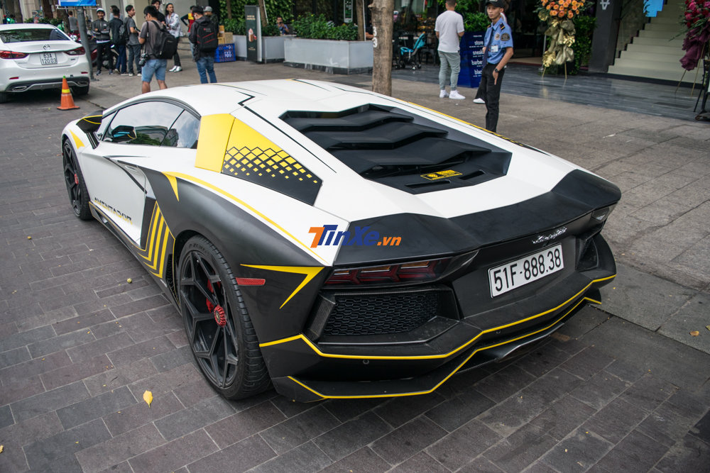 Dễ d&agrave;ng nhận thấy chiếc si&ecirc;u xe Lamborghini Aventador LP700-4 n&agrave;y đ&atilde; được chủ nh&acirc;n th&aacute;o bộ body kit độ Vorsteiner chỉ để lại một số chi tiết ốp carbon
